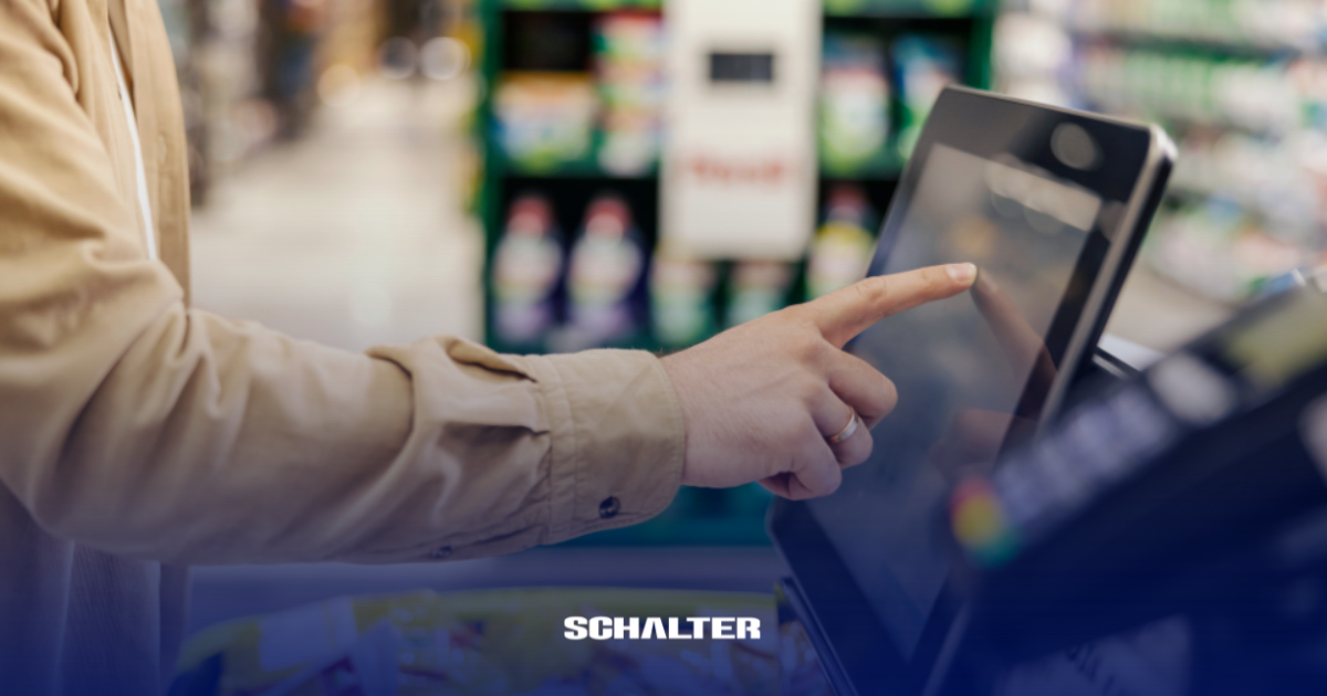 Terminal de Autoatendimento – Self-checkout para Varejo Homem usando um Self-checkout Schalter em um supermercado.